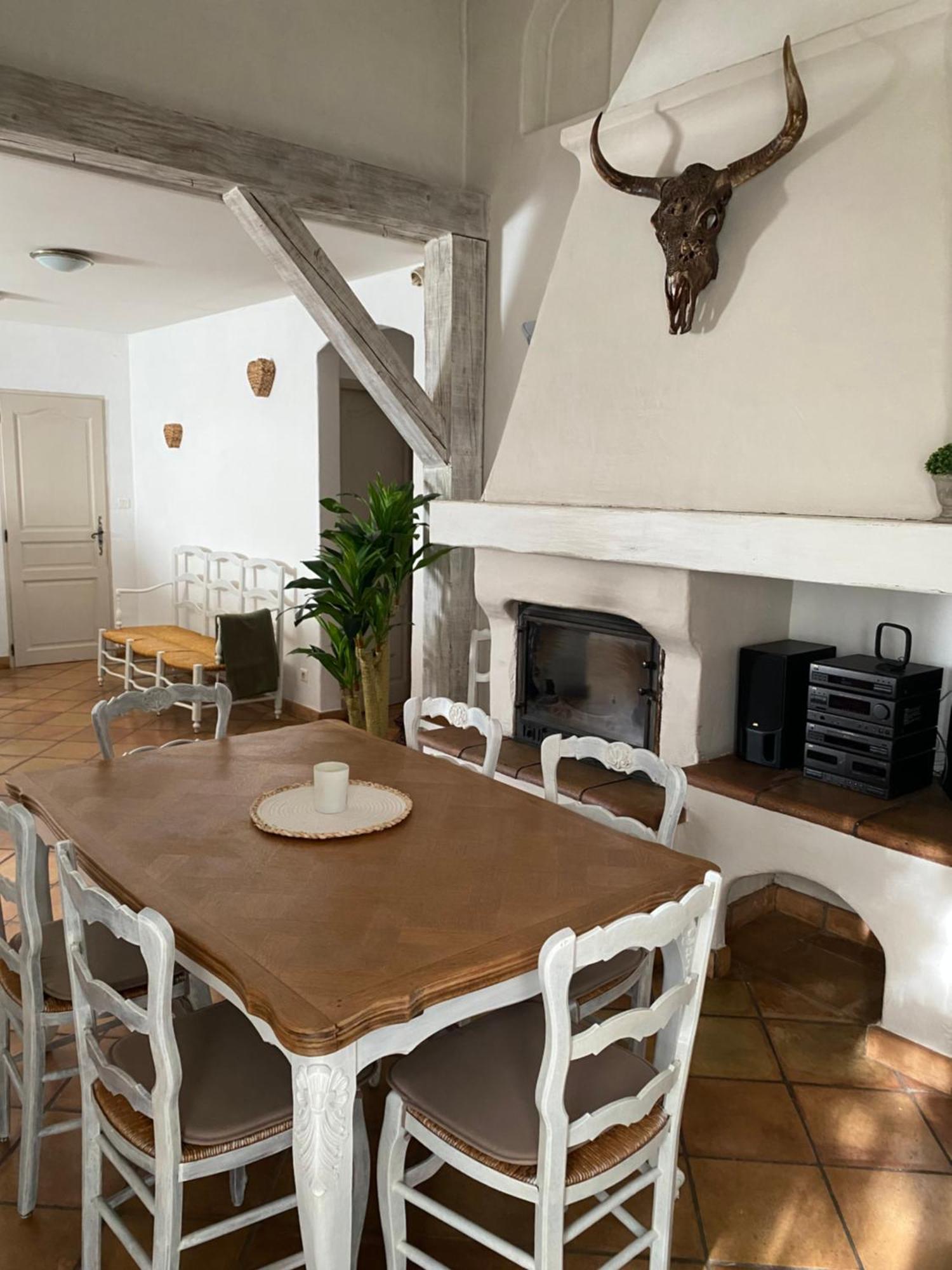Maison Dans Village Calme อาร์ลส์ ภายนอก รูปภาพ