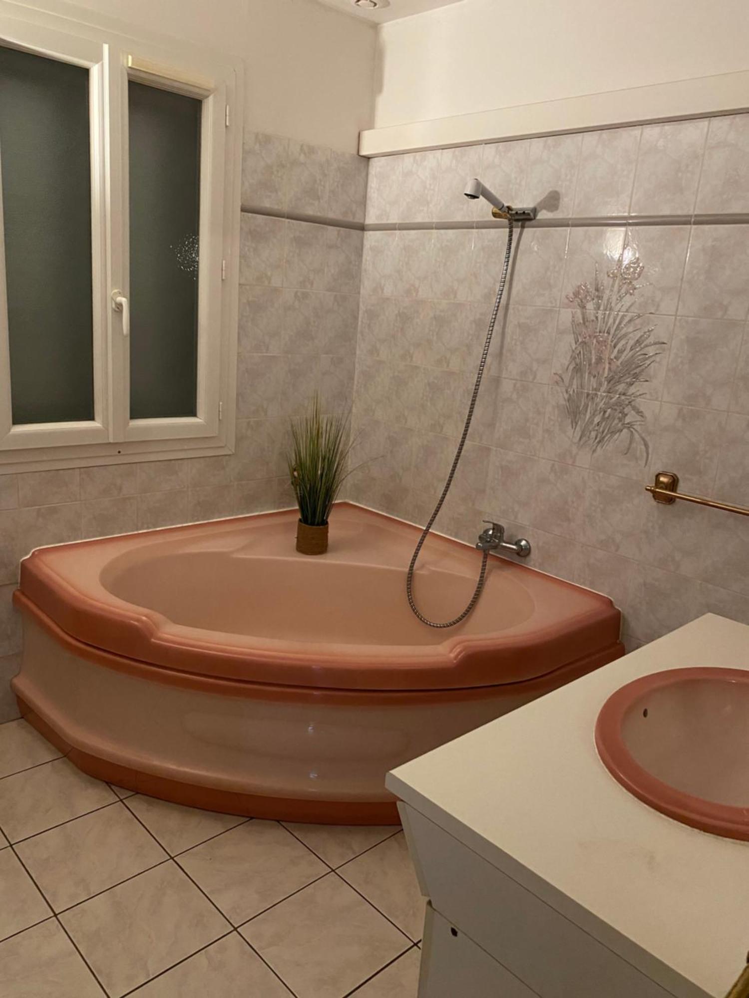 Maison Dans Village Calme อาร์ลส์ ภายนอก รูปภาพ