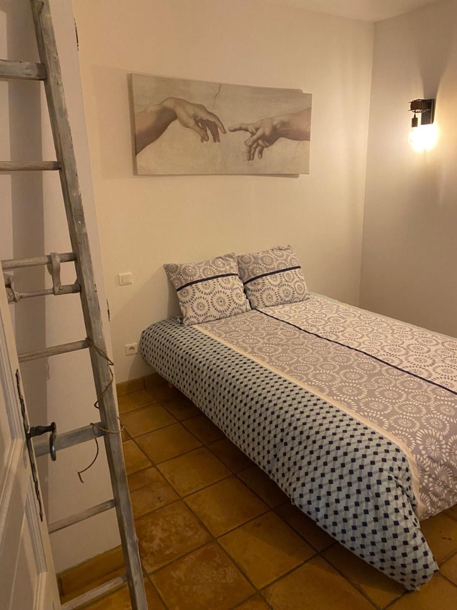 Maison Dans Village Calme อาร์ลส์ ภายนอก รูปภาพ