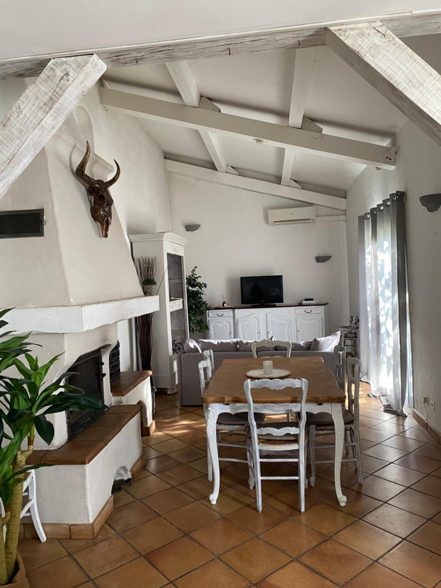 Maison Dans Village Calme อาร์ลส์ ภายนอก รูปภาพ